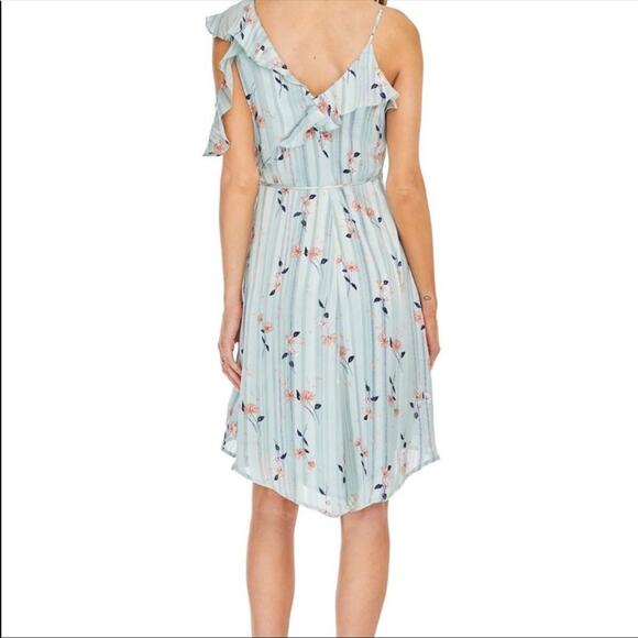 New ASTR The Label Josie Floral Wrap Dress - Picture 2 of 6